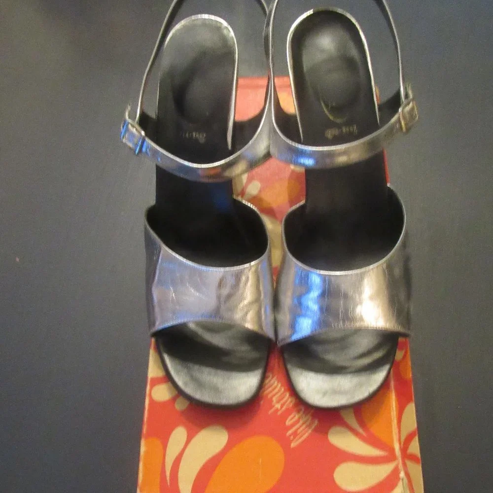 TOTALLY VINTAGE! Silver Clubbing Sandals from the 70's! IN ORIGINAL BOX! ~ Sz 10 - Picture 1 of 11